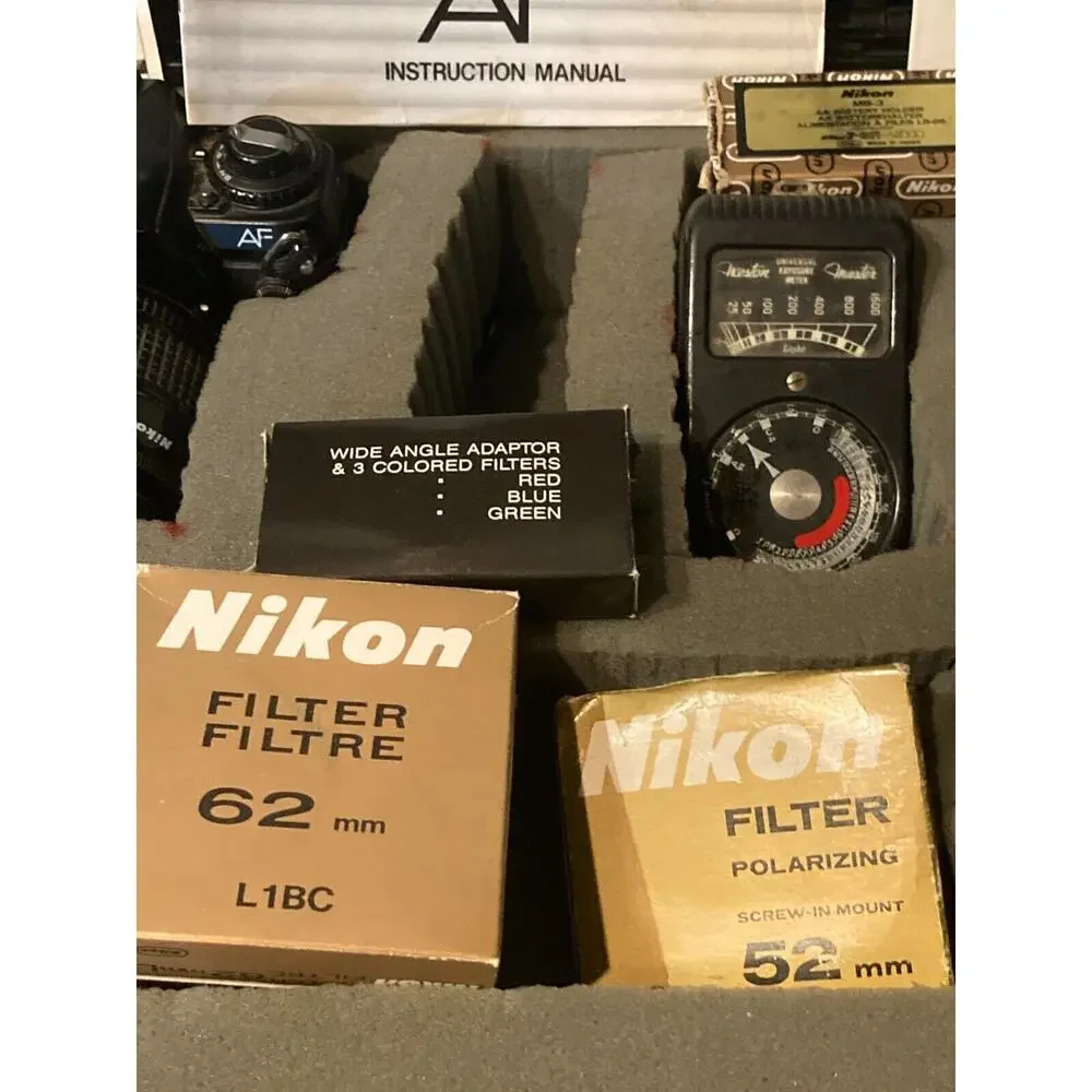 NIKON N2020 AF 35mm Film Camera w/NIKKOR AF 35-70mm lens 260AF Flash Hard Case